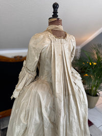 Robe rococo ivoire à la Française et jupon, ca. 1765