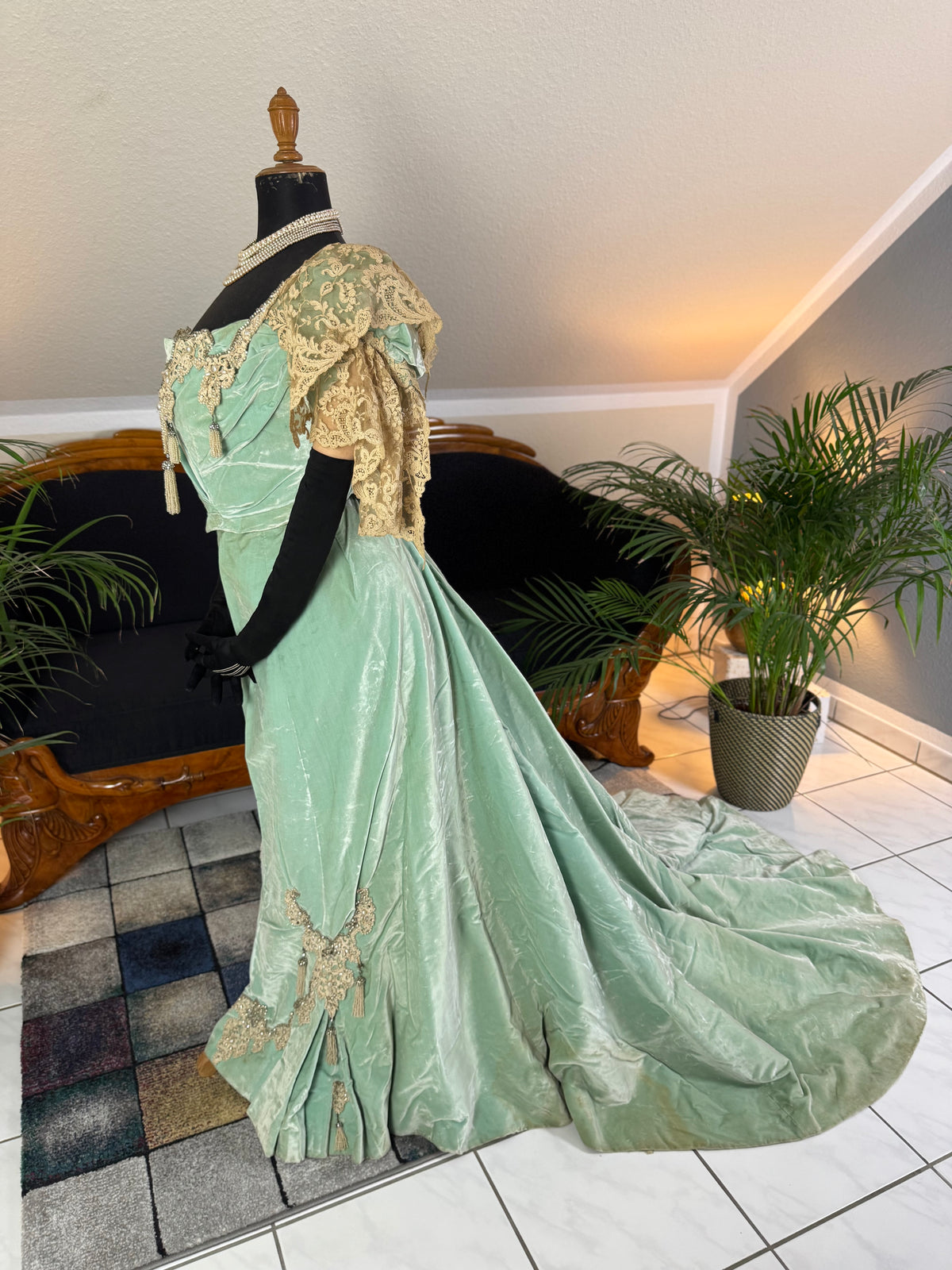 Antique ROUFF Paris Green Velvet Evening Dress – Victorian Couture ca. 1898