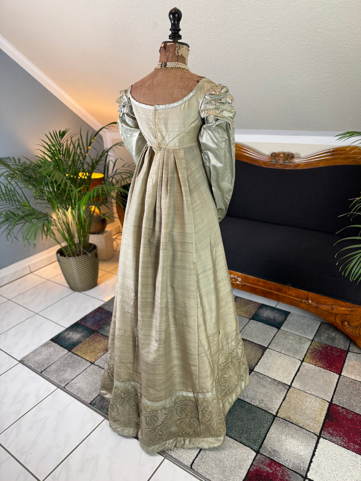 Robe du soir Empire en challis et satin bleu, vers 1815