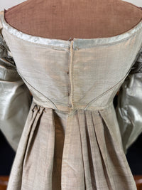 Robe du soir Empire en challis et satin bleu, vers 1815