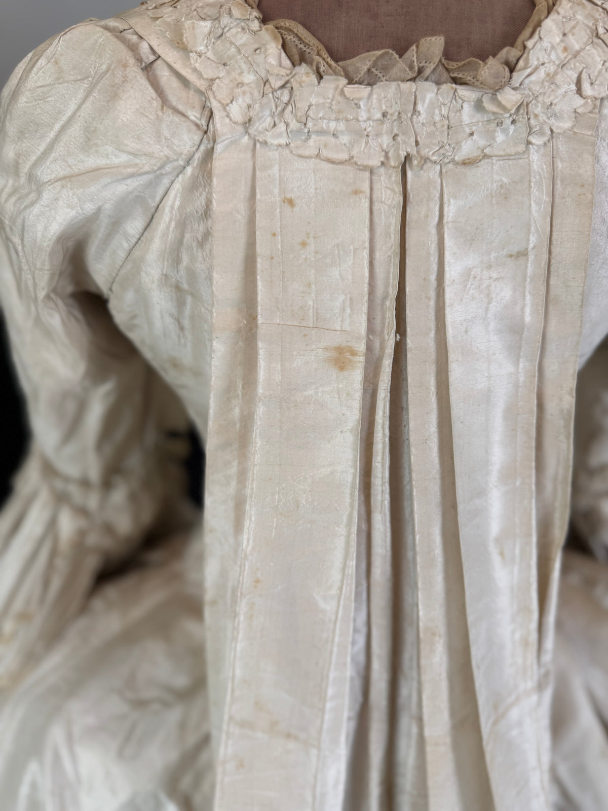Robe rococo ivoire à la Française et jupon, ca. 1765