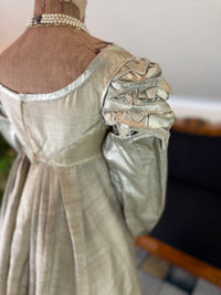 Robe du soir Empire en challis et satin bleu, vers 1815