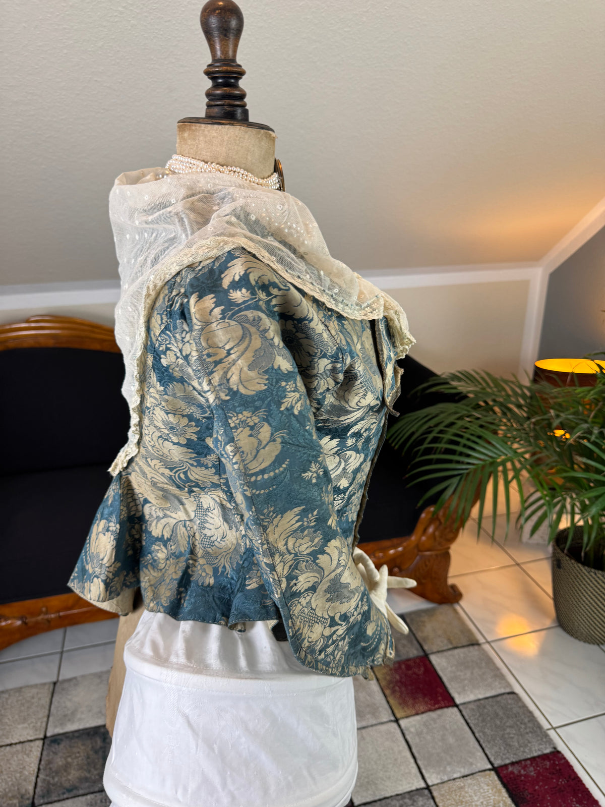 Rococo Caraco 1750 – Blue‑White Floral Silk, Riding‑Style Jacket