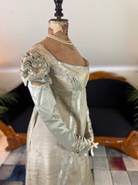 Robe du soir Empire en challis et satin bleu, vers 1815
