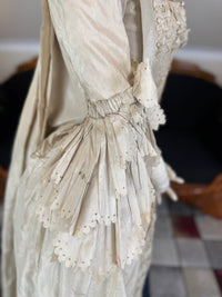 Robe rococo ivoire à la Française et jupon, ca. 1765
