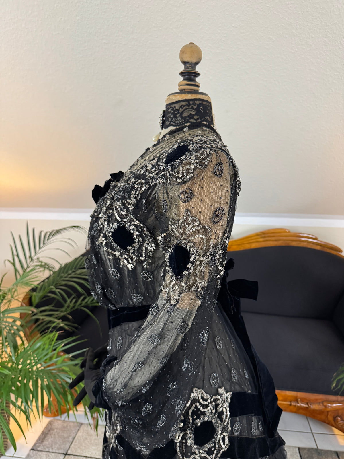 MARC WALTER Exceptional Evening Gown ca. 1904 – Parisian Couture Lace, Tulle & Velvet Masterpiece