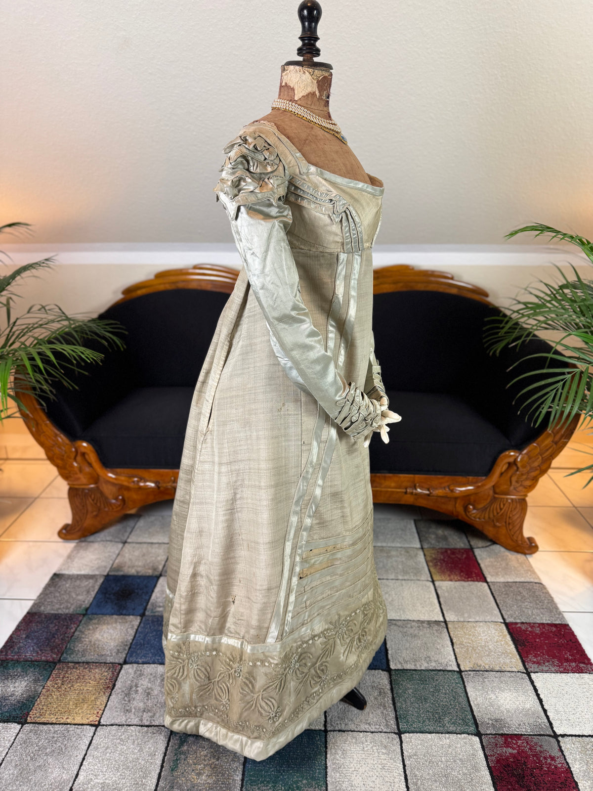 Robe du soir Empire en challis et satin bleu, vers 1815