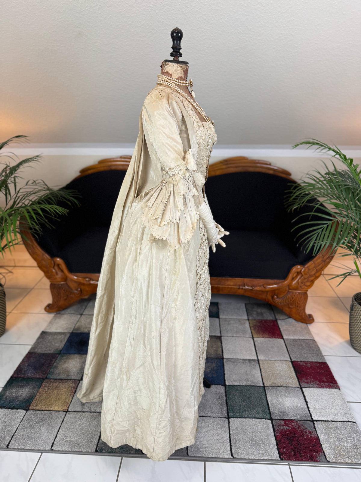 Robe rococo ivoire à la Française et jupon, ca. 1765
