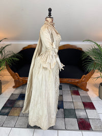 Robe rococo ivoire à la Française et jupon, ca. 1765