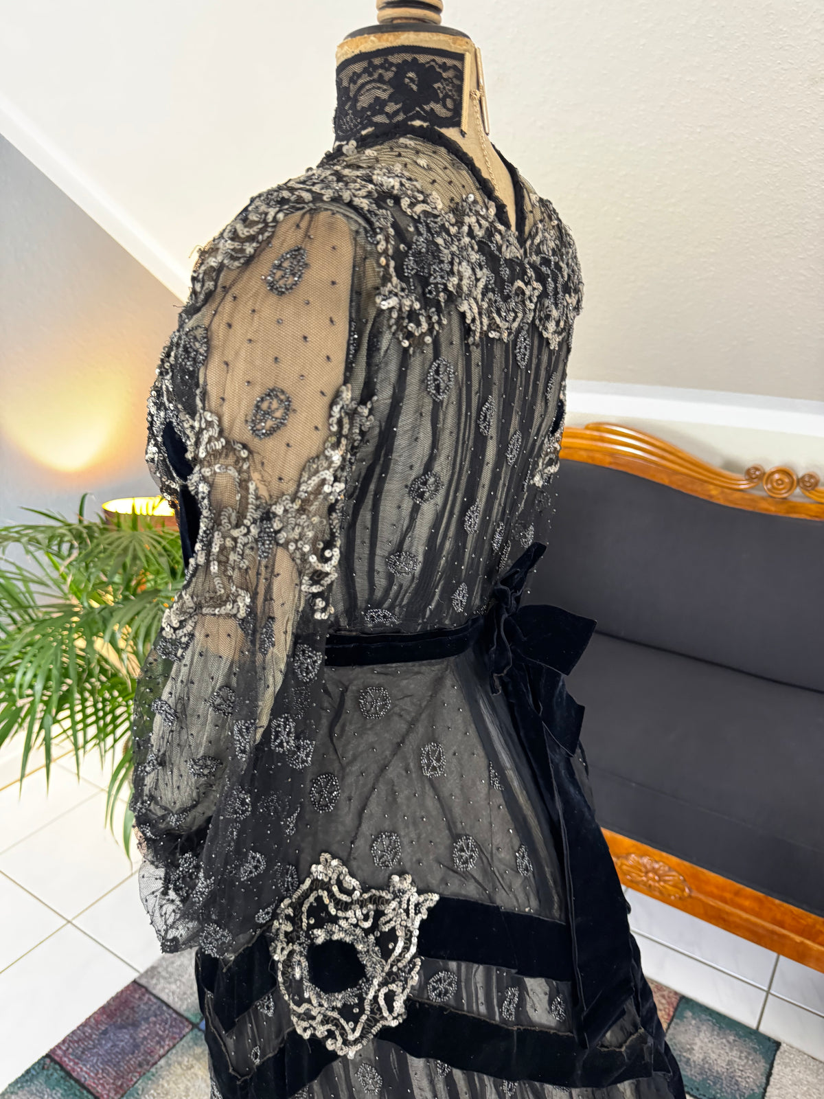 MARC WALTER Exceptional Evening Gown ca. 1904 – Parisian Couture Lace, Tulle & Velvet Masterpiece
