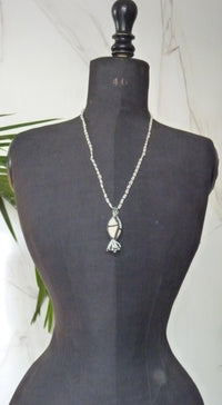 Antikes Perlenhalsband mit Anhänger, 1920er