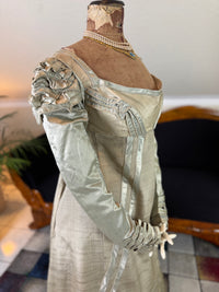 Robe du soir Empire en challis et satin bleu, vers 1815