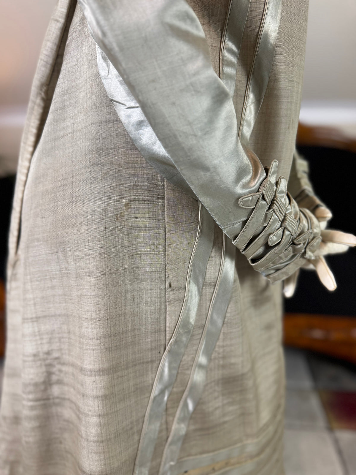 Robe du soir Empire en challis et satin bleu, vers 1815