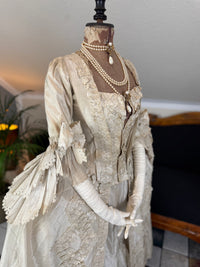 Robe rococo ivoire à la Française et jupon, ca. 1765