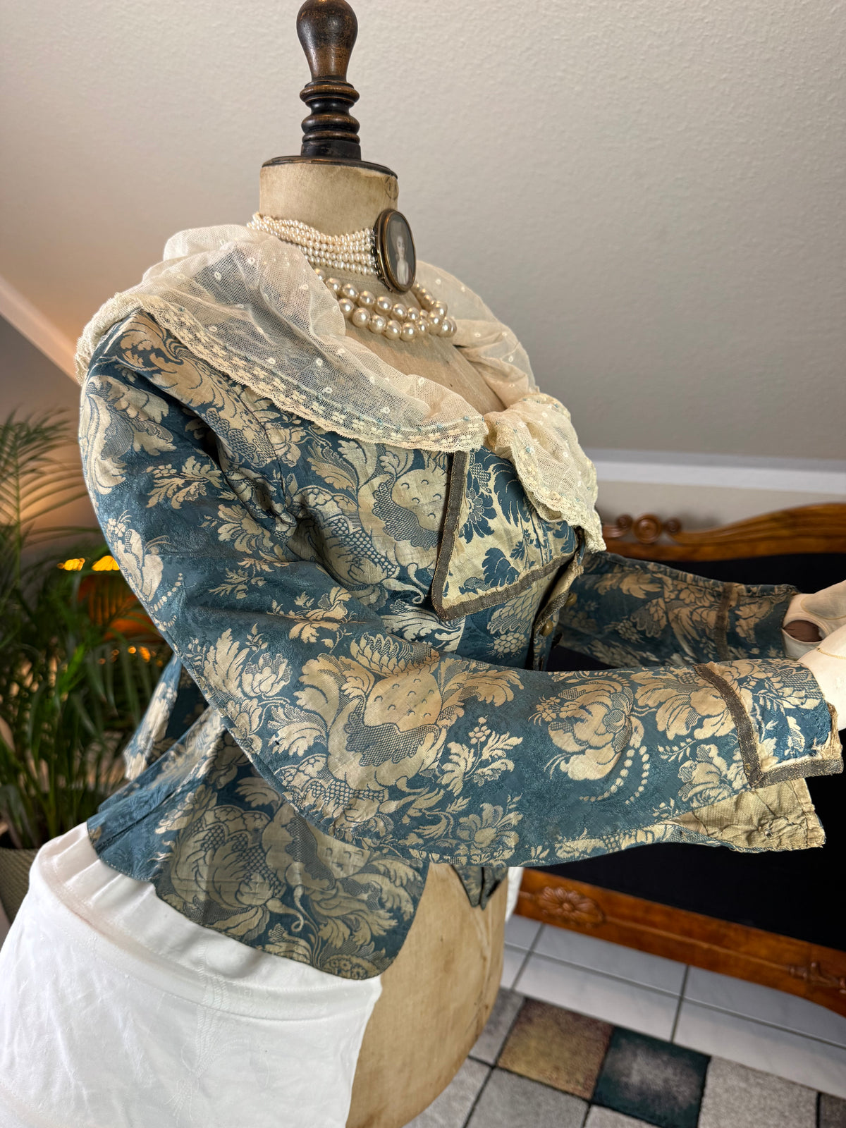 Rococo Caraco 1750 – Blue‑White Floral Silk, Riding‑Style Jacket