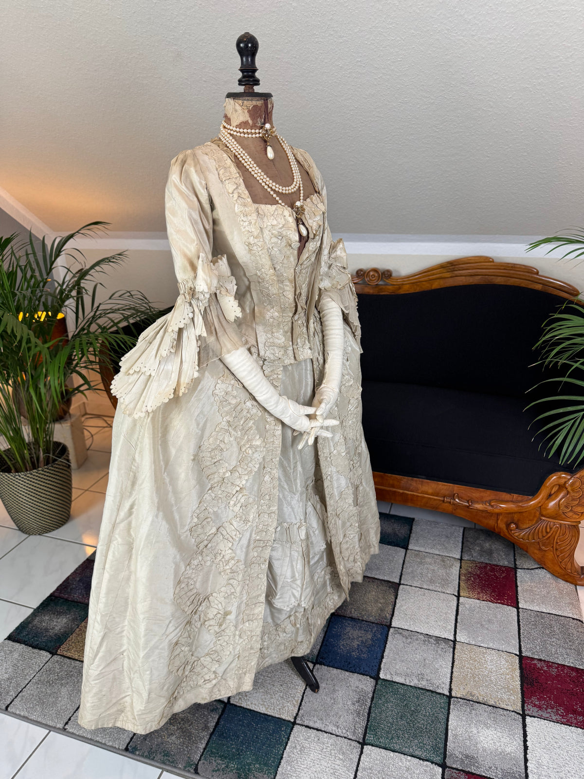 Robe rococo ivoire à la Française et jupon, ca. 1765