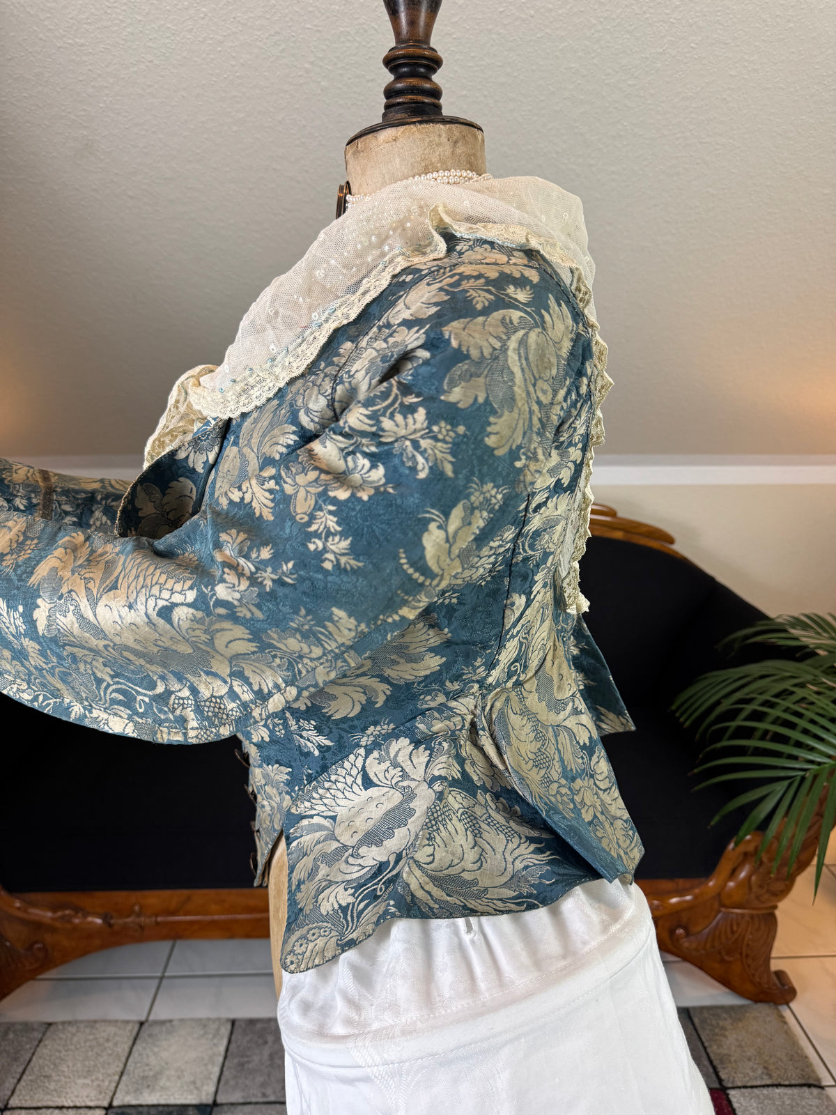 Rococo Caraco 1750 – Blue‑White Floral Silk, Riding‑Style Jacket