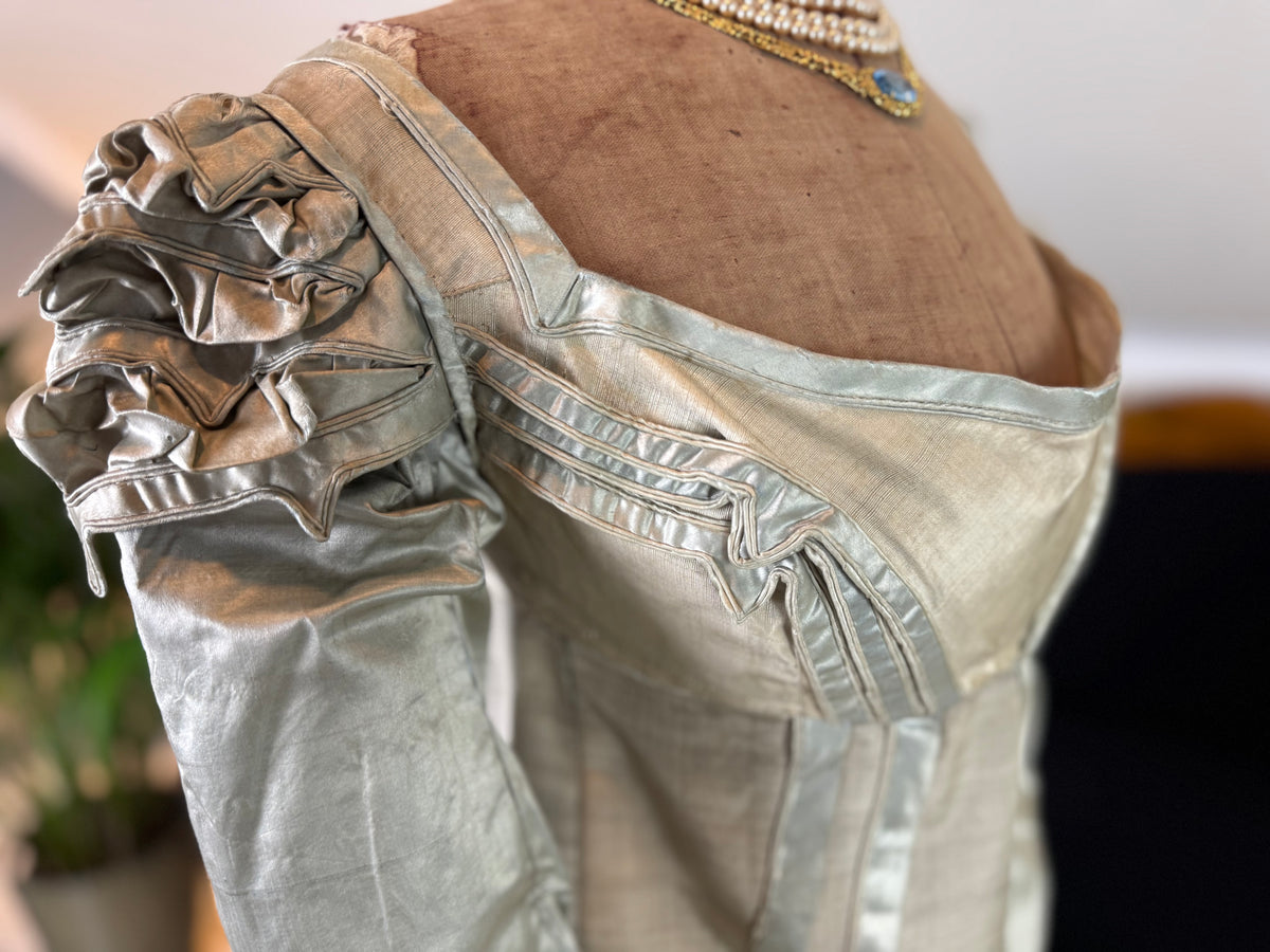 Robe du soir Empire en challis et satin bleu, vers 1815