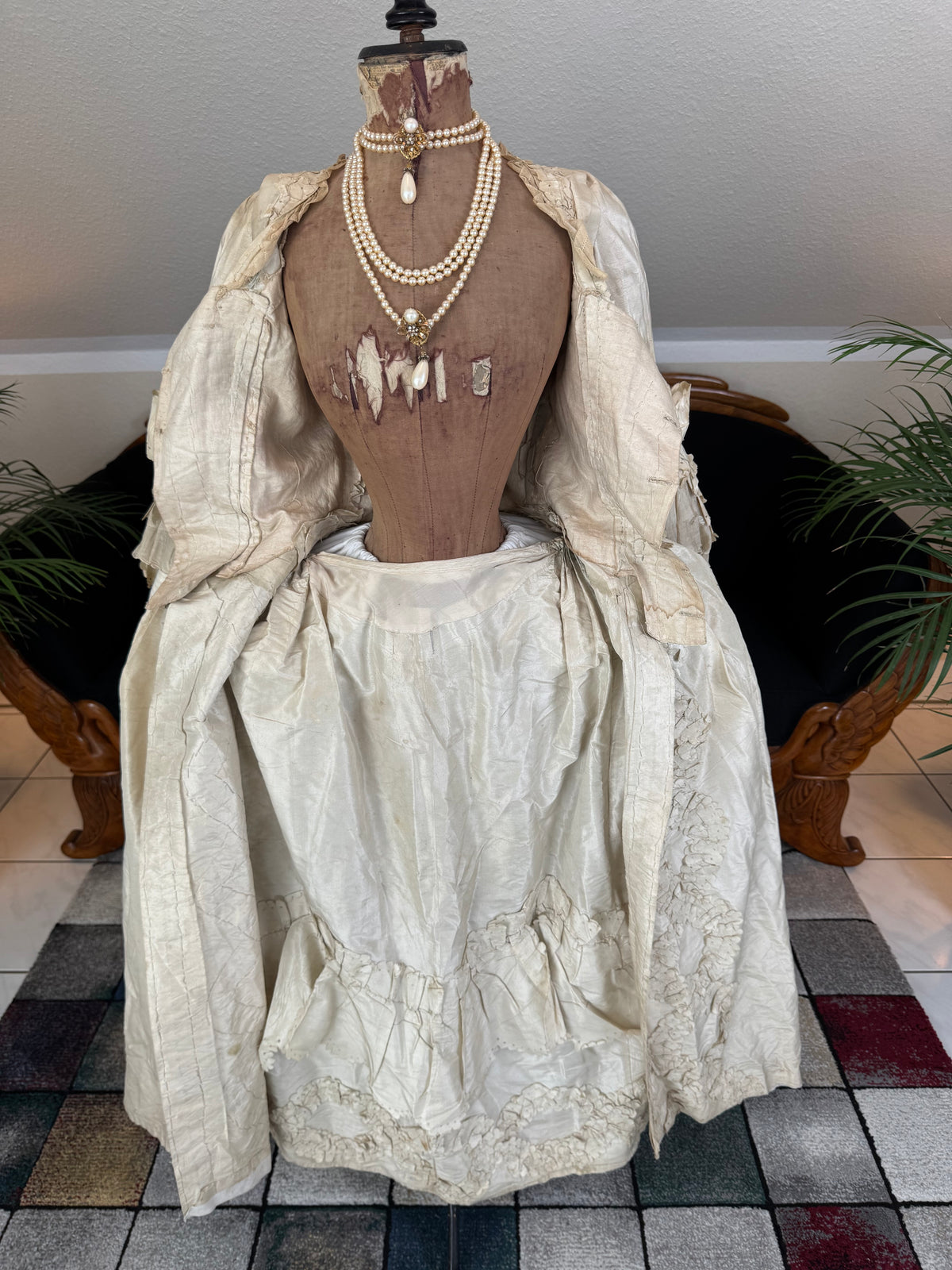 Robe rococo ivoire à la Française et jupon, ca. 1765