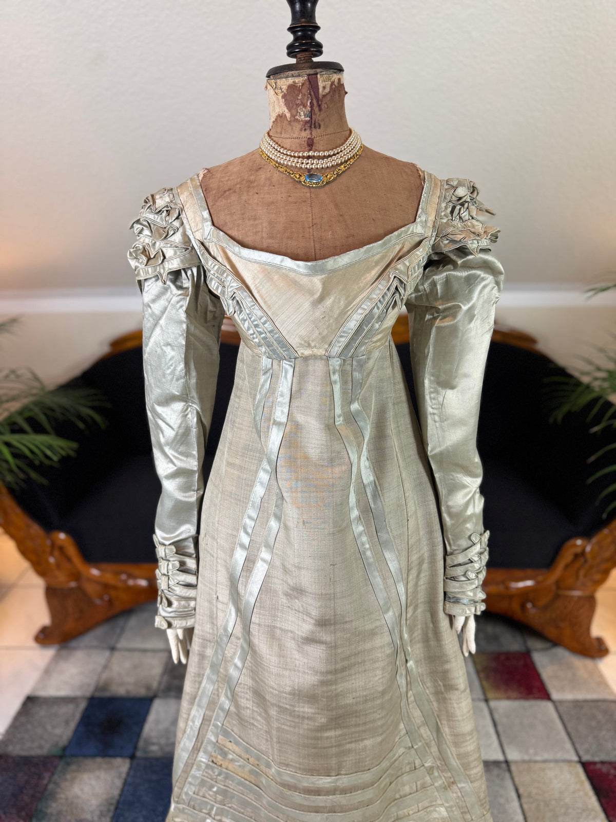 Robe du soir Empire en challis et satin bleu, vers 1815
