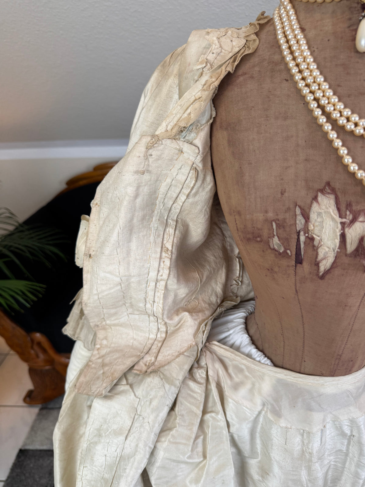 Robe rococo ivoire à la Française et jupon, ca. 1765