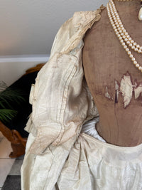 Robe rococo ivoire à la Française et jupon, ca. 1765