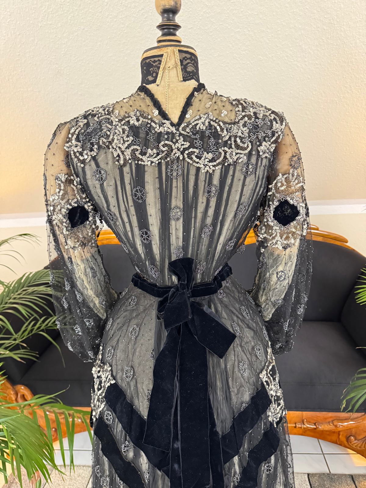 MARC WALTER Exceptional Evening Gown ca. 1904 – Parisian Couture Lace, Tulle & Velvet Masterpiece