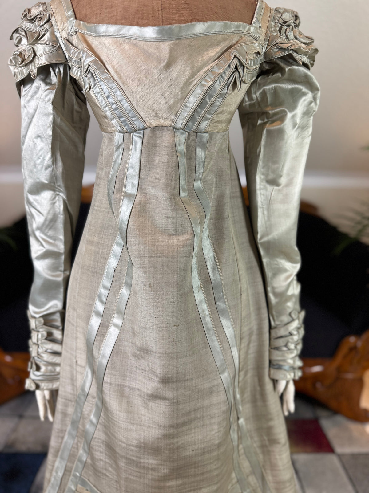 Robe du soir Empire en challis et satin bleu, vers 1815