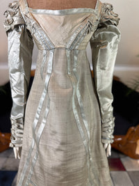 Robe du soir Empire en challis et satin bleu, vers 1815