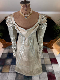 Robe du soir Empire en challis et satin bleu, vers 1815