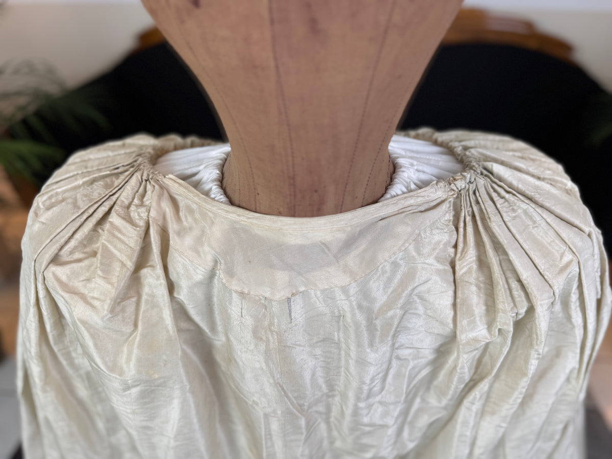 Robe rococo ivoire à la Française et jupon, ca. 1765