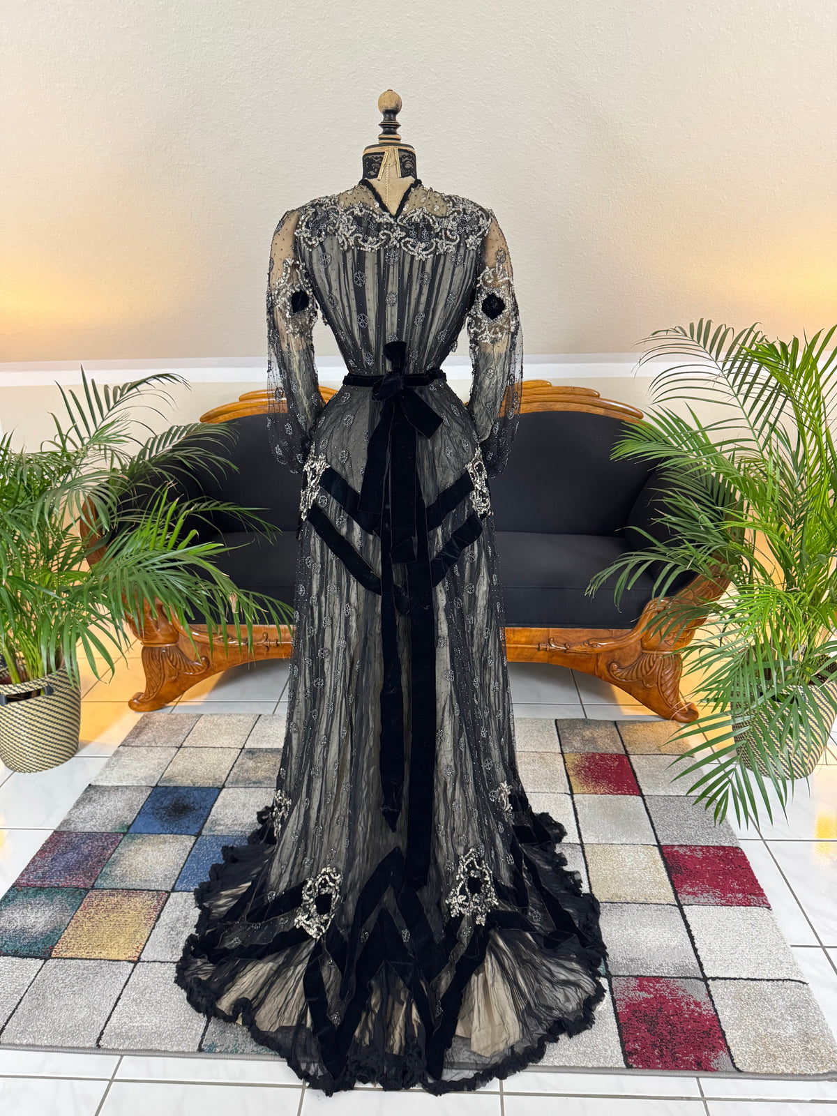 MARC WALTER Exceptional Evening Gown ca. 1904 – Parisian Couture Lace, Tulle & Velvet Masterpiece
