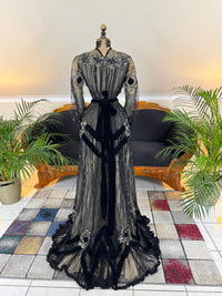 MARC WALTER Exceptional Evening Gown ca. 1904 – Parisian Couture Lace, Tulle & Velvet Masterpiece