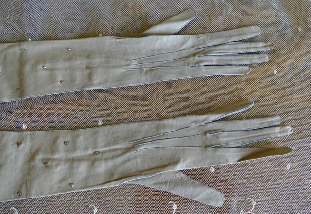 Gants d'opéra anciens, vers 1890-1910
