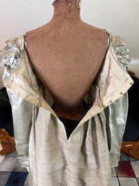 Robe du soir Empire en challis et satin bleu, vers 1815