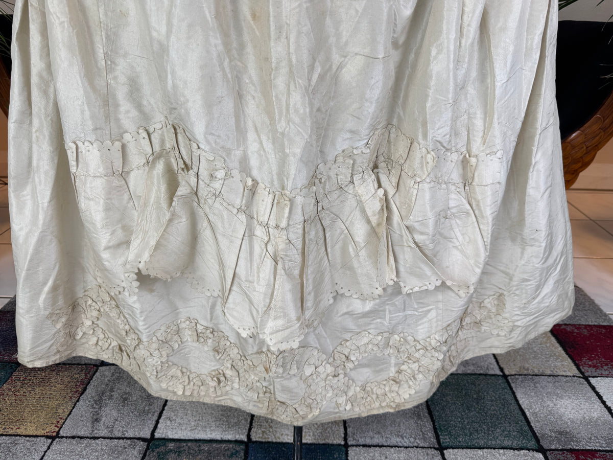 Robe rococo ivoire à la Française et jupon, ca. 1765