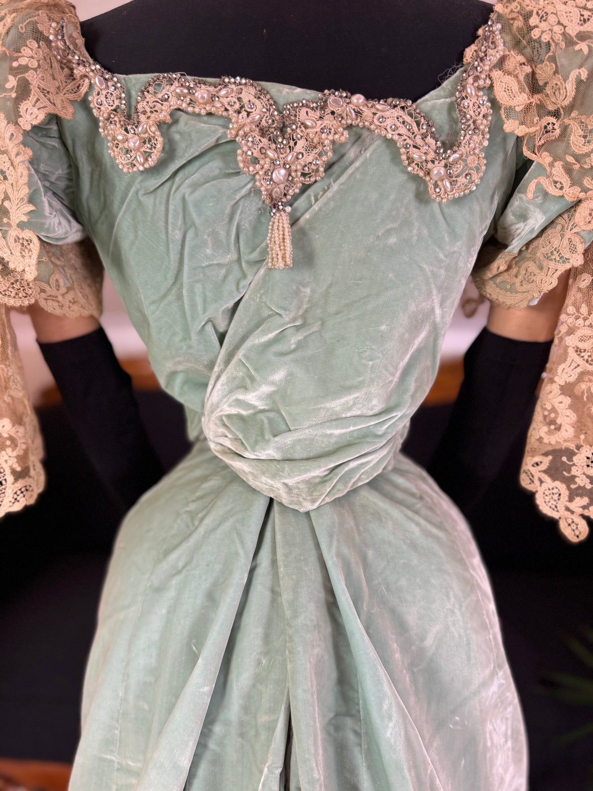 Antique ROUFF Paris Green Velvet Evening Dress – Victorian Couture ca. 1898
