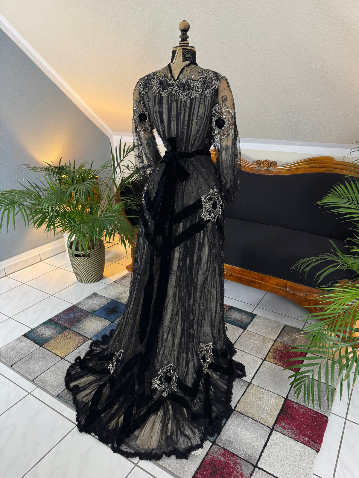 MARC WALTER Exceptional Evening Gown ca. 1904 – Parisian Couture Lace, Tulle & Velvet Masterpiece