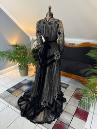MARC WALTER Exceptional Evening Gown ca. 1904 – Parisian Couture Lace, Tulle & Velvet Masterpiece