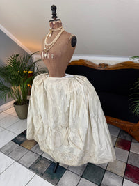 Robe rococo ivoire à la Française et jupon, ca. 1765
