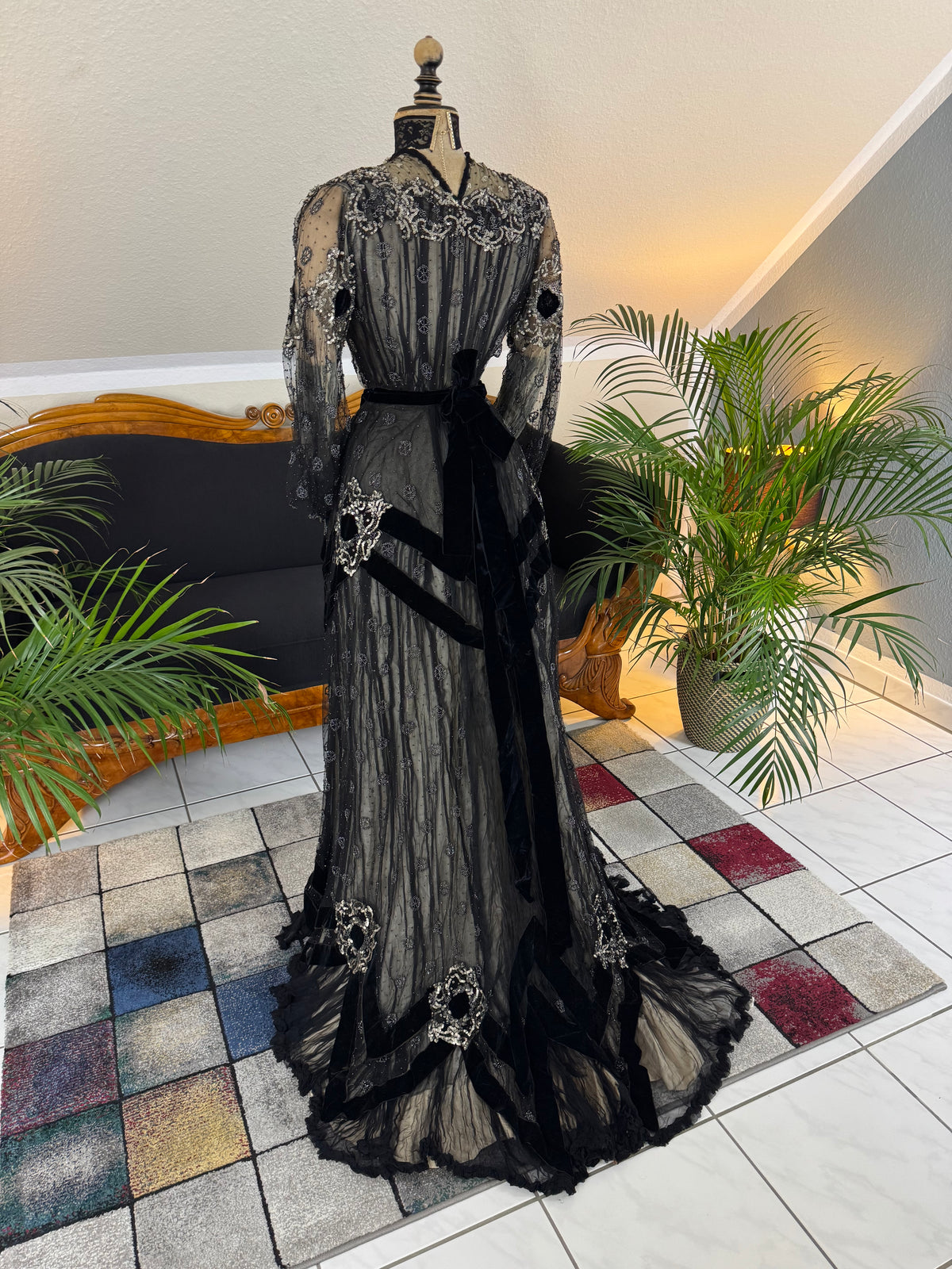 MARC WALTER Exceptional Evening Gown ca. 1904 – Parisian Couture Lace, Tulle & Velvet Masterpiece