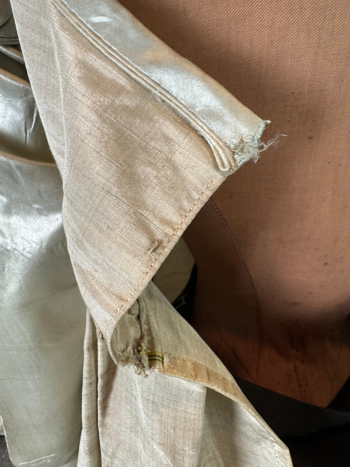 Robe du soir Empire en challis et satin bleu, vers 1815