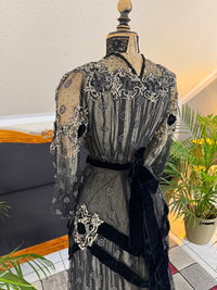 MARC WALTER Exceptional Evening Gown ca. 1904 – Parisian Couture Lace, Tulle & Velvet Masterpiece