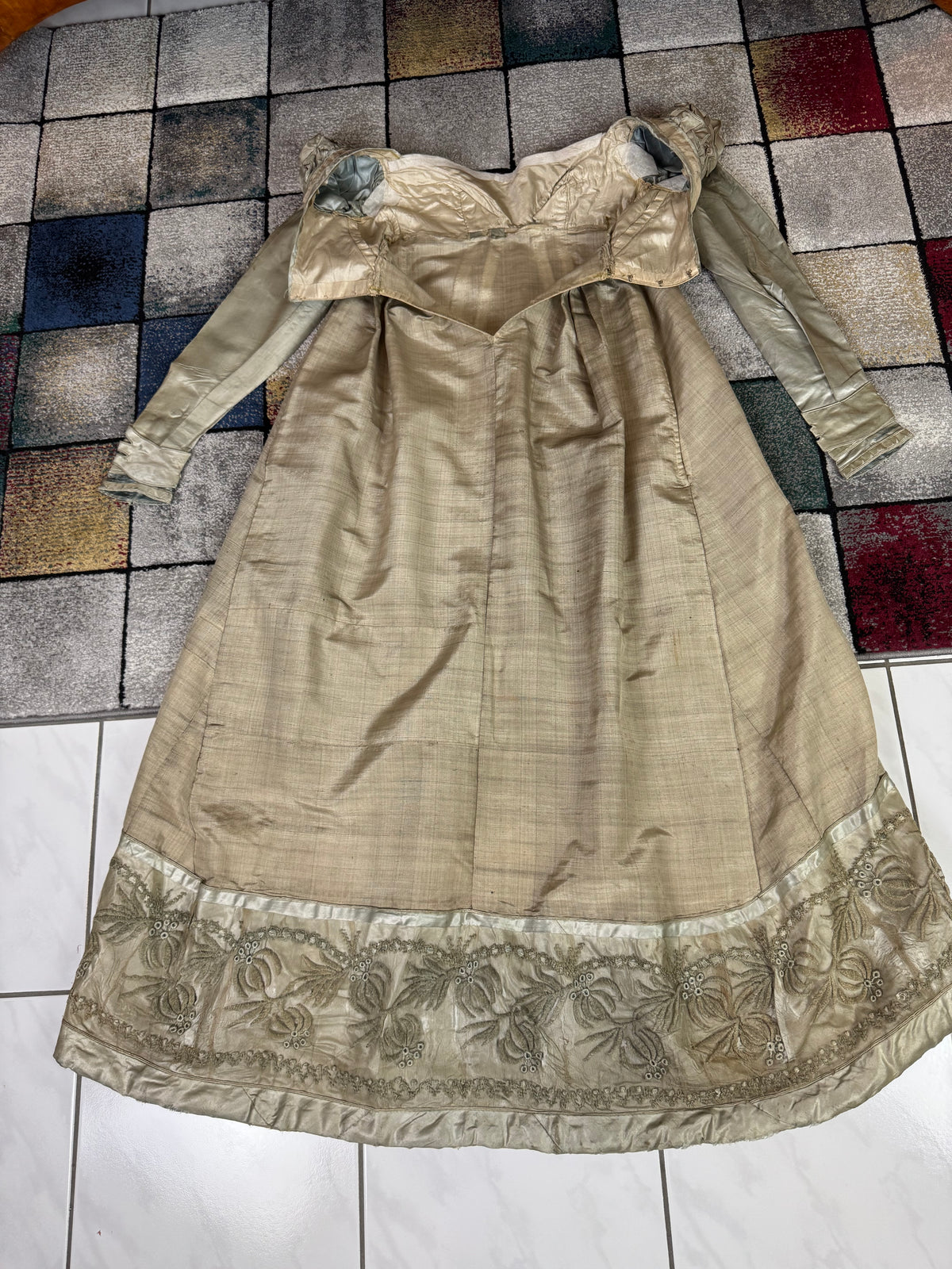 Robe du soir Empire en challis et satin bleu, vers 1815