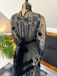 MARC WALTER Exceptional Evening Gown ca. 1904 – Parisian Couture Lace, Tulle & Velvet Masterpiece