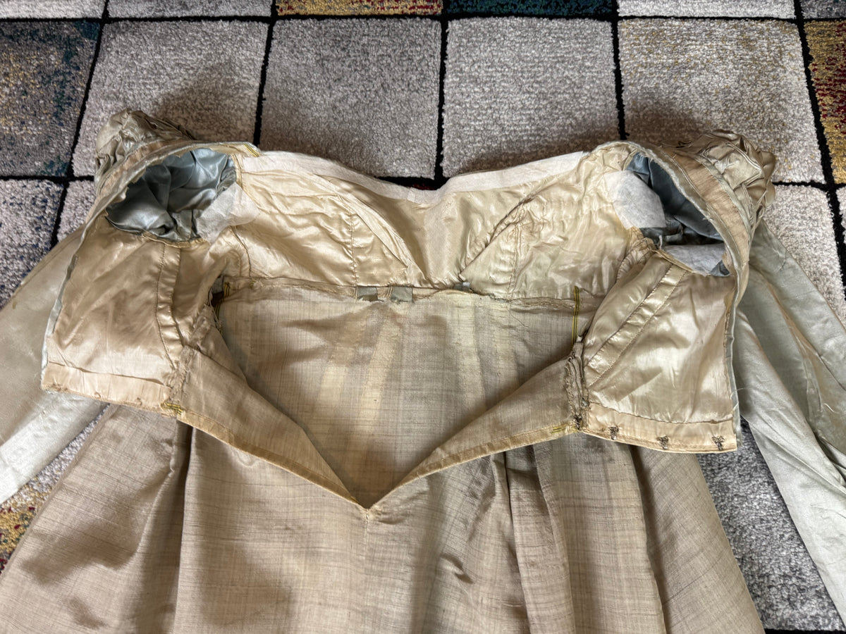 Robe du soir Empire en challis et satin bleu, vers 1815