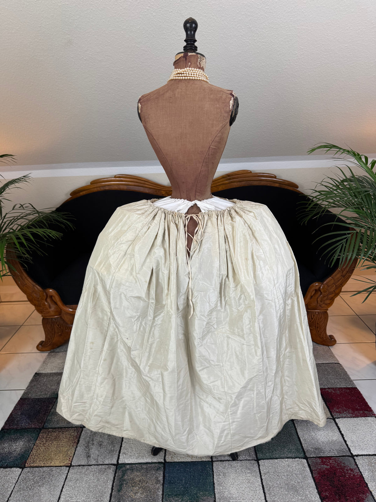Robe rococo ivoire à la Française et jupon, ca. 1765