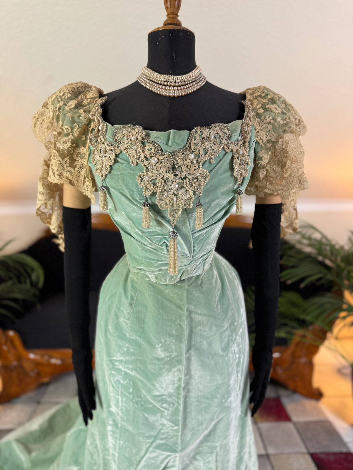 Antique ROUFF Paris Green Velvet Evening Dress – Victorian Couture ca. 1898