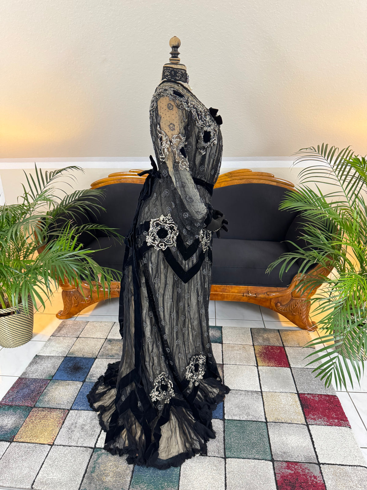 MARC WALTER Exceptional Evening Gown ca. 1904 – Parisian Couture Lace, Tulle & Velvet Masterpiece