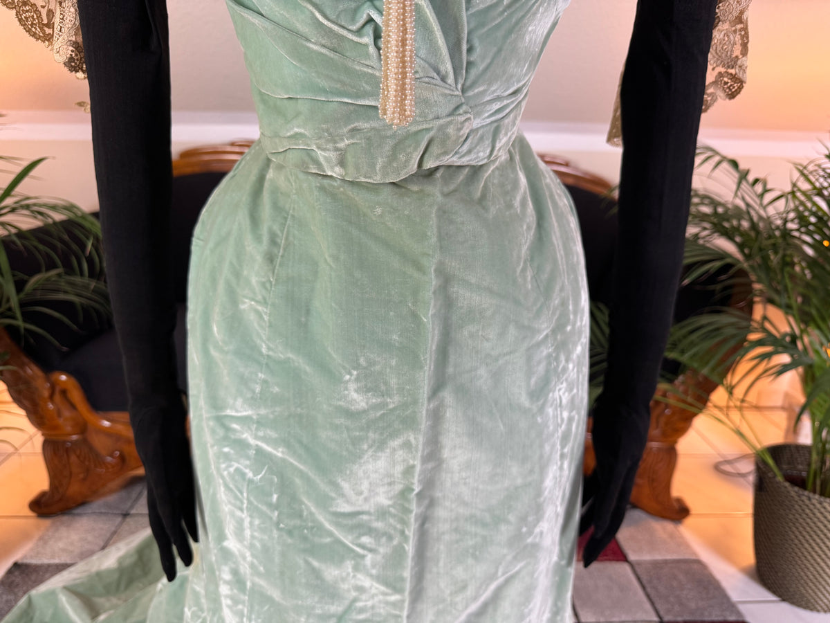 Antique ROUFF Paris Green Velvet Evening Dress – Victorian Couture ca. 1898